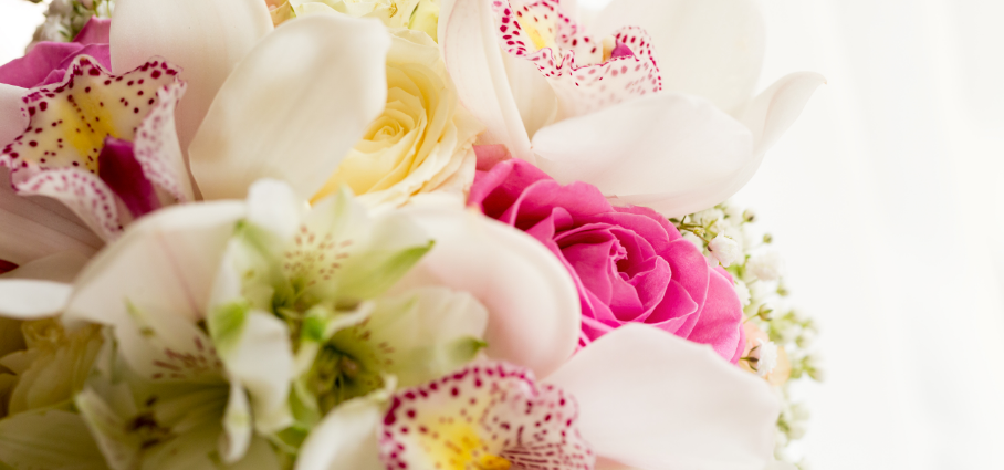 popular romantic flower arrangements